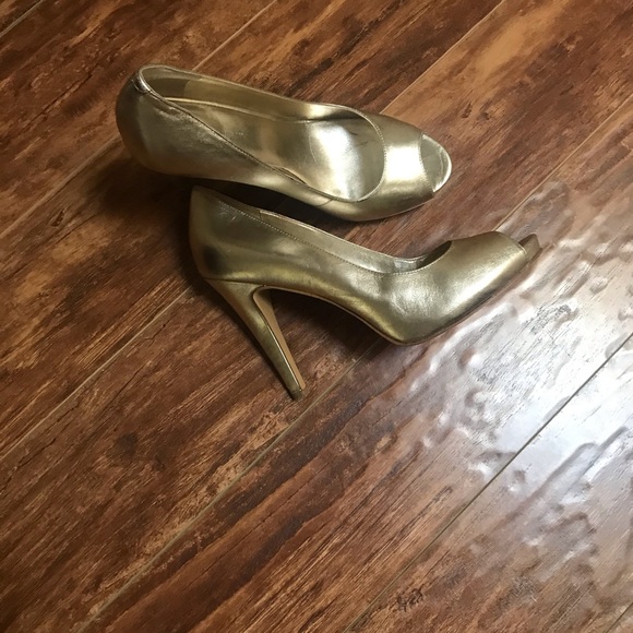 Nine West Gold Open Toes Shoes - Picture 3 of 7